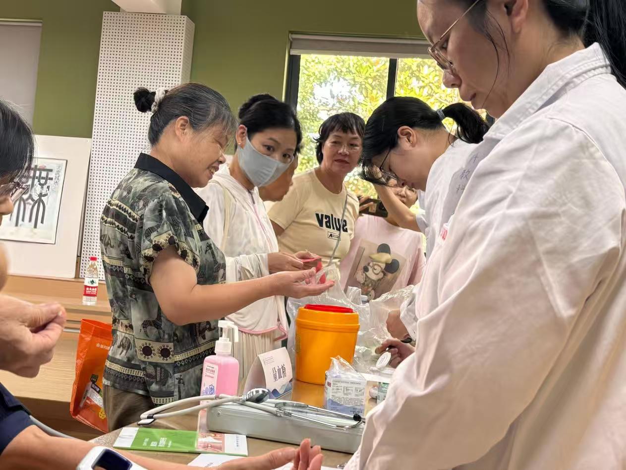 测血糖.jpg 测血糖.jpg